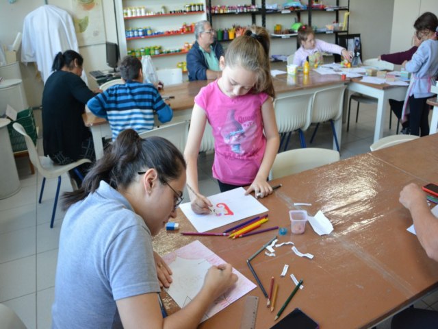 Pr-Famlia recebe pais de alunos nas oficinas do programa Criana e Adolescente