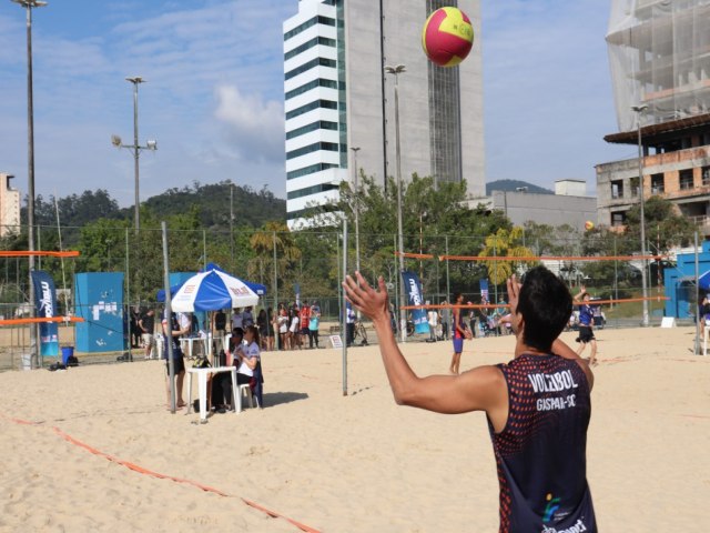 Festival de Vlei de Praia arrecada alimentos a serem doados a entidades assistncias de Blumenau