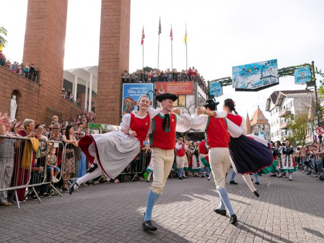 Grupos disputam vaga para participar dos desfiles da Oktoberfest