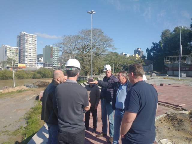 Equipe de engenharia tcnica do municpio vistoria obra de revitalizao da Prainha