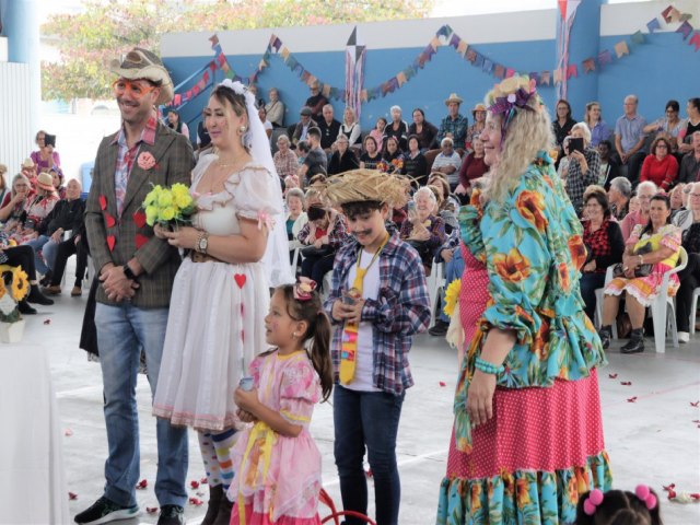 Mais de 600 idosos participam da Festa Junina da Pr-Famlia