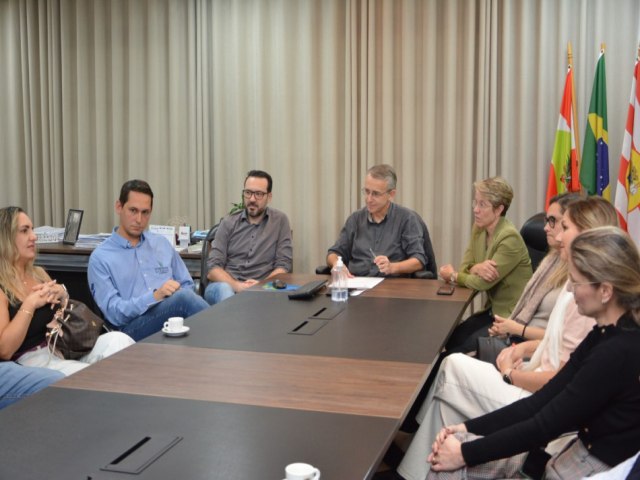 Prefeito assina ordem de servio para nova praa na Rua Max Hering