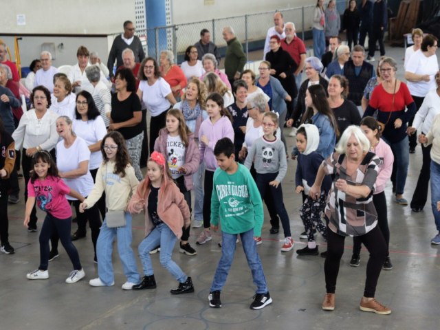 Pr-Famlia comemora dia dos avs com evento para idosos, crianas e adolescentes