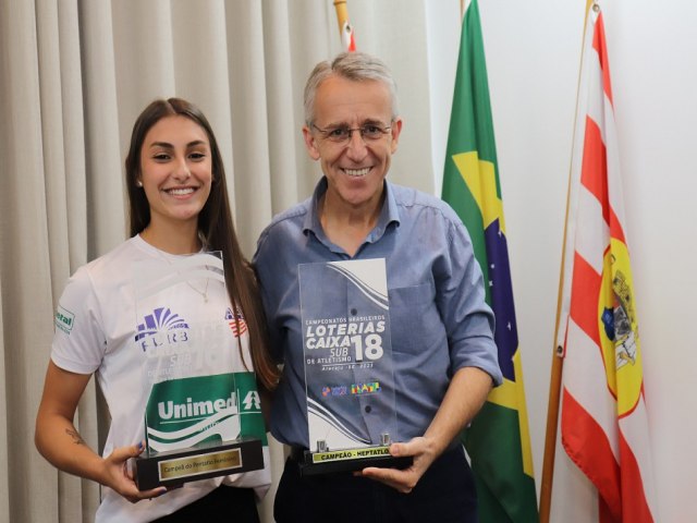 Prefeito de Blumenau recebe atleta blumenauense campe brasileira sub18 de heptatlo