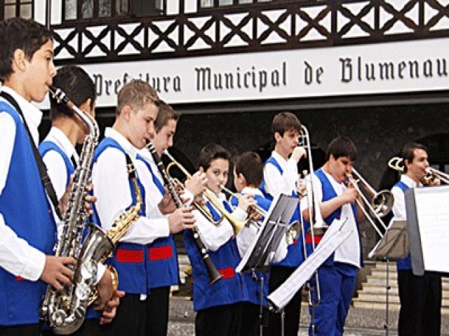 Palco dos desfiles da Oktoberfest Blumenau recebe seletiva de bandas e fanfarras