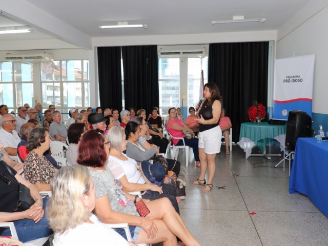 Palestra orienta idosos sobre como se prevenir de golpes na internet