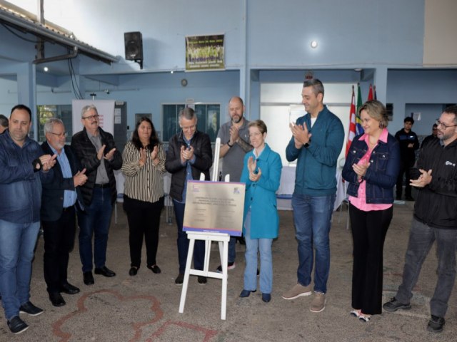 Prefeitura entrega obra de construo de muros e pavimentao para a EBM Prof. Joo Joaquim Fronza