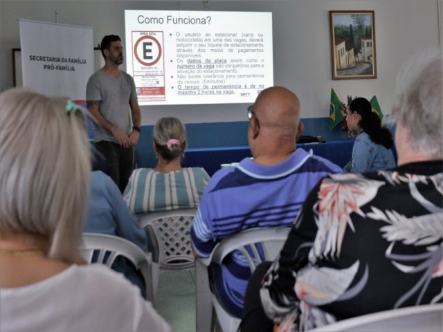 Idosos da Pr-Famlia recebem assistncia para uso do novo sistema de rea Azul de Blumenau