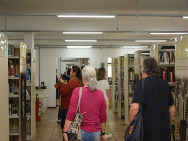 Idosos da Pr-Famlia conhecem Biblioteca Municipal e Secretaria de Cultura