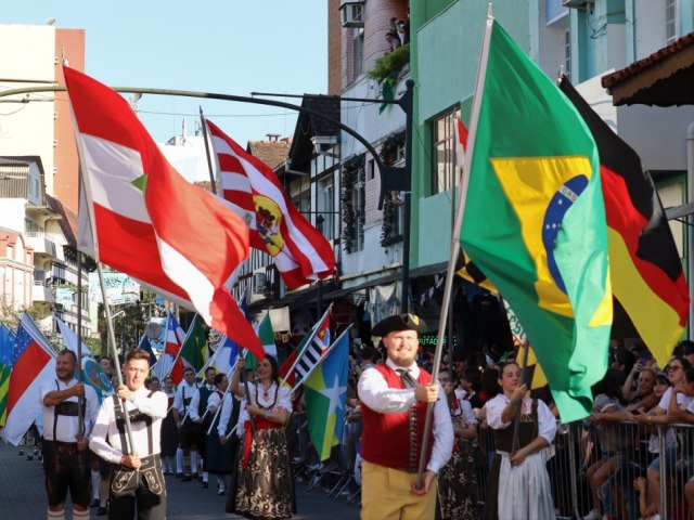 Pr-cadastro para participar dos desfiles da Oktoberfest Blumenau inicia nesta quarta