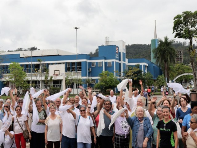 Idosos celebram Dia Internacional da Paz em atividade da Pr-Famlia