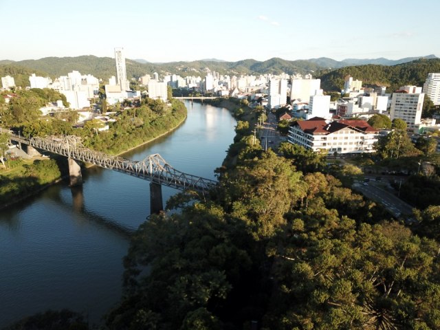 Blumenau assina ordem de servio para obra de revitalizao da margem esquerda