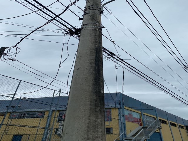 Prefeitura de Blumenau e Celesc fiscalizam situao dos fios de telefonia e TV por assinatura nos postes do municpio