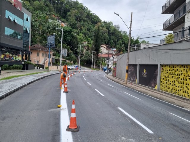 Obra da quarta faixa da Avenida Martin Luther em etapa de sinalizao de trnsito