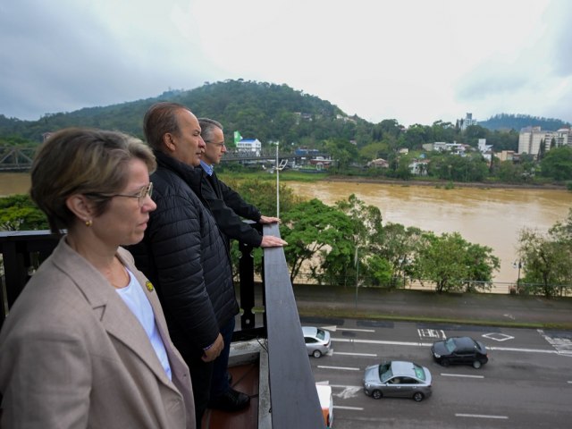 Governador acompanha aes da Defesa Civil na central de monitoramento climtico de Blumenau e visita abrigo