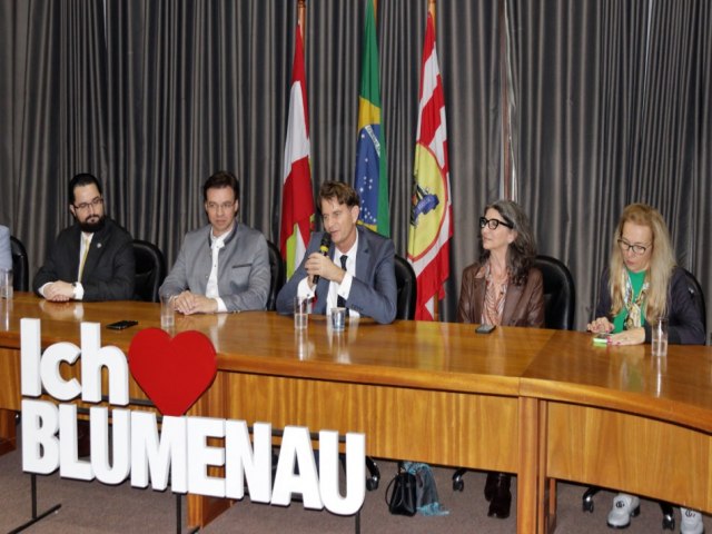 Prefeitura de Blumenau instala Comit Municipal de Relaes Internacionais