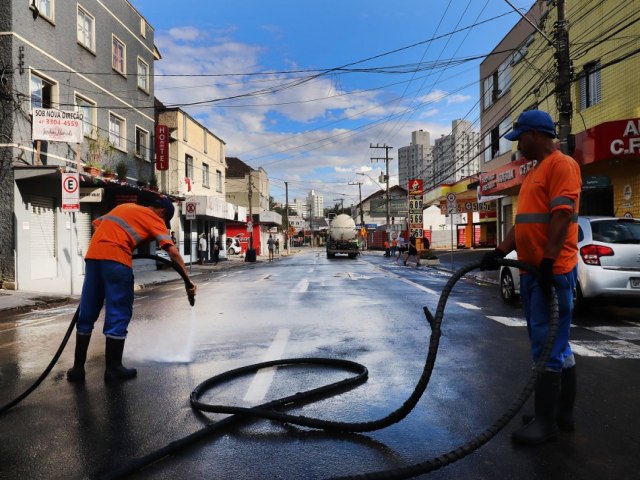 Equipes da Prefeitura fazem limpeza das ruas atingidas aps baixa do nvel do rio