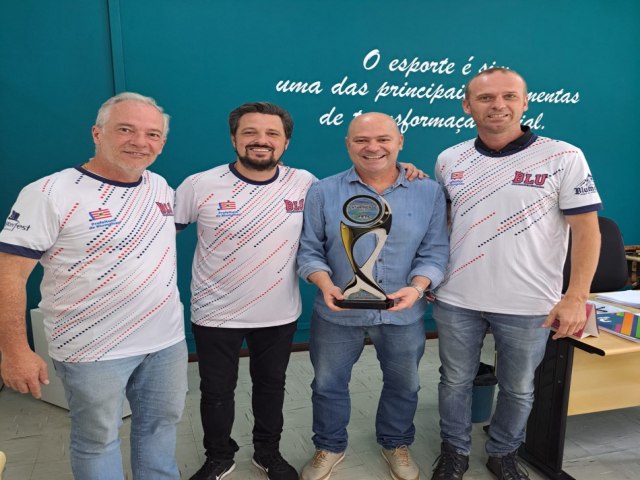 Equipe Blumenauense de Tiro ao Prato faz entrega simblica de trofu ao secretrio de Esportes, Egidio Beckhauser