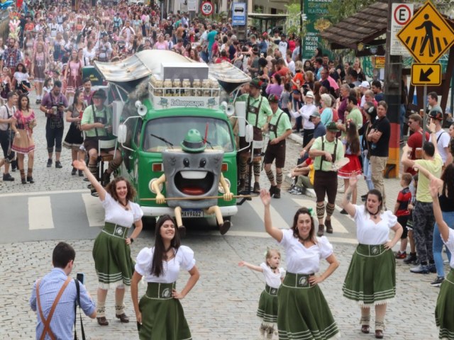 Desfile de Oktoberfest contagia pblico na Vila Itoupava