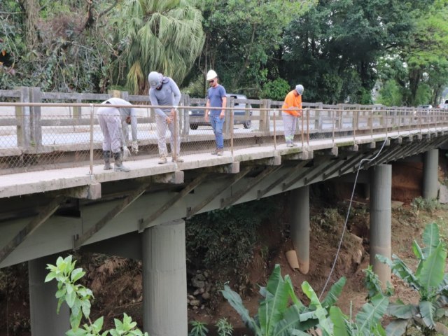 Trabalhos na ponte da Rua Engenheiro Udo Deeke foram retomados na ltima semana