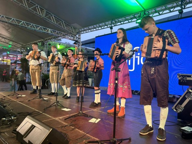 Oktoberfest recebe apresentao dos alunos da Fbrica de Gaiteiros pela primeira vez