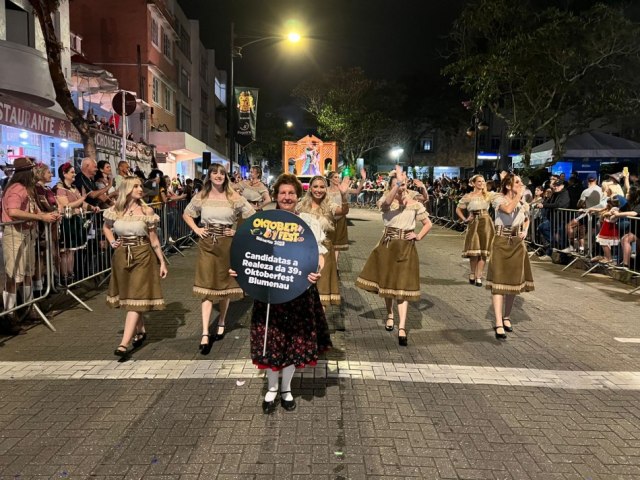 Penltimo desfile da 38 Oktoberfest contou com a presena das candidatas  realeza da prxima edio