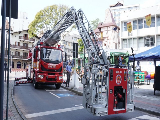 Nova viatura dos Bombeiros com auto escada mecnica  entregue a Blumenau