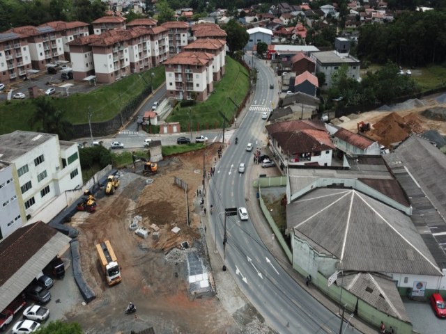 Implantao da rotatria no bairro gua Verde promete melhorar mobilidade na regio