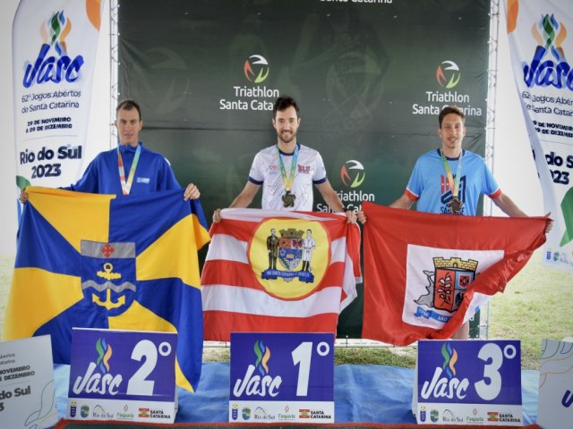 Triatlo masculino de Blumenau conquista trofu de terceiro lugar nos Jogos Abertos