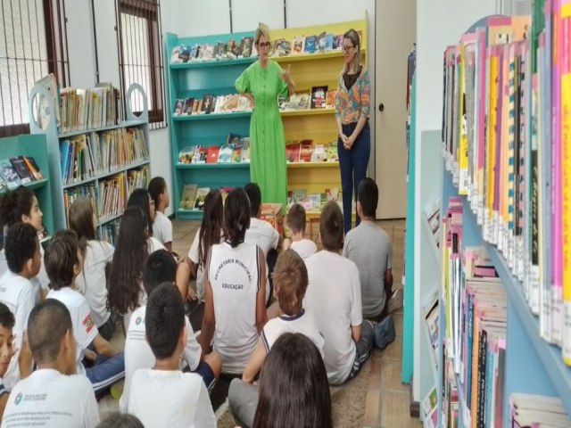 Biblioteca Municipal recebe alunos da Escola Pastor Faulhaber