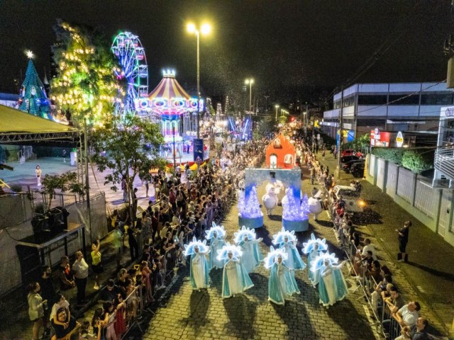 Sbado  dia de desfile de Natal na Rua Alberto Stein em Blumenau