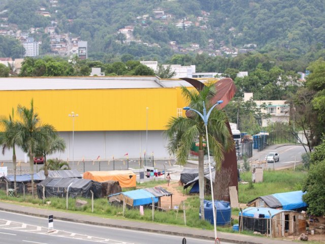 Prefeitura de Blumenau pede realocao de aldeia urbana para rea mais segura