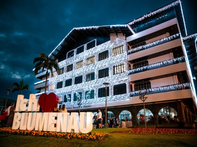 Cantata Natalina na Prefeitura de Blumenau Ilumina a Cidade