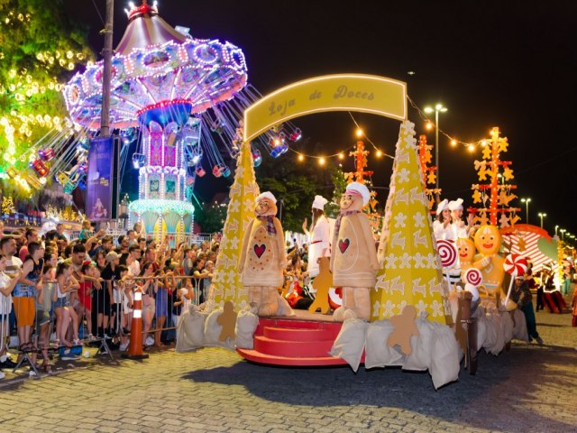 Sbado  marcado por mais um desfile do Natal em Blumenau