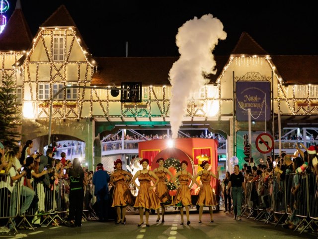 Penltimo desfile do Natal em Blumenau 2023 acontece neste sbado