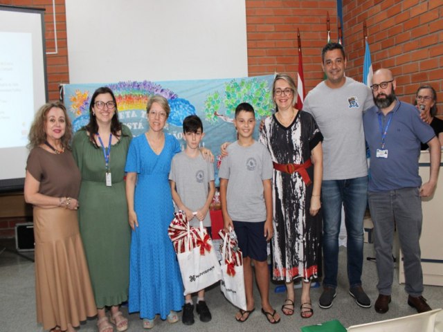 Estudantes recebem premiao de Concurso de Carto Sustentvel