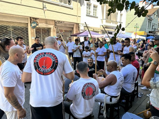 Histria da capoeira chega a 1.600 alunos blumenauenses