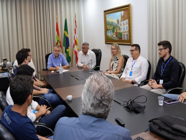 Reunio com representantes da governana txtil debate desafios do setor