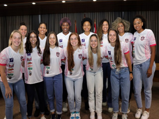 Equipe de Basquete Feminino da Unisociesc/Blumenau para temporada  apresentada