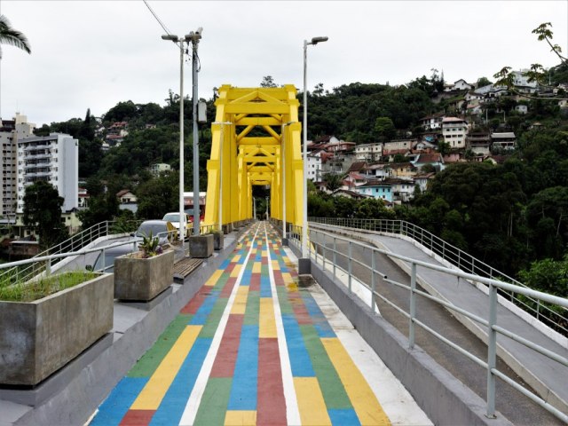 Prefeitura inicia instalao dos novos guarda-corpos na Ponte dos Arcos