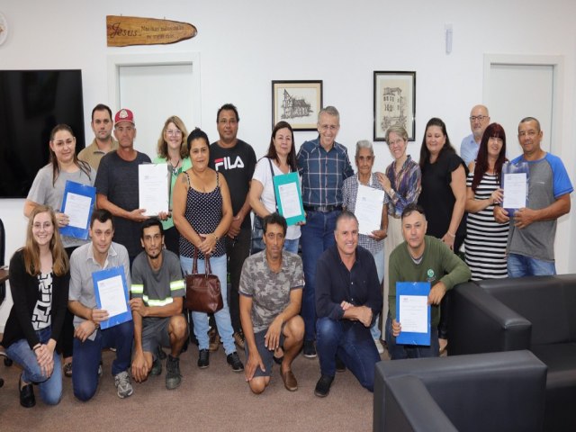 Prefeitura entrega termos de quitao para moradores de quatro reas