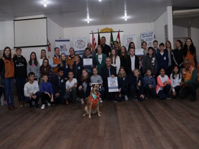 Estudantes do Distrito da Vila Itoupava recebem certificados do Projeto Defesa Civil na Escola