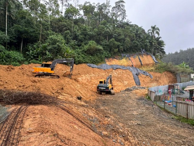 Obra de conteno do CEI Johanna Conrad  retomada na Vila Itoupava