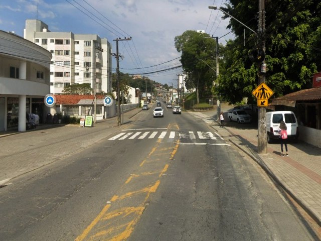 Prefeitura reestrutura cabeamento e parte eltrica de controlador de velocidade na Rua Benjamin Constant