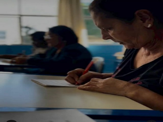 Idosos so alfabetizados em aulas na Pr-famlia