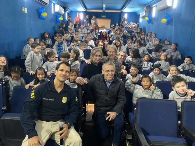 Visita  carreta cinema marca incio do Projeto Educar PRF nas escolas de Blumenau