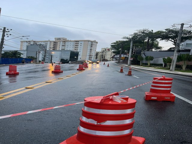 Trnsito de veculos na Rua Hermann Huscher  modificado de forma temporria