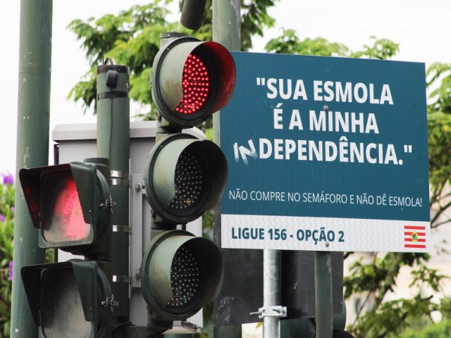 Prefeitura instala placas com orientao para no dar esmola nos semforos