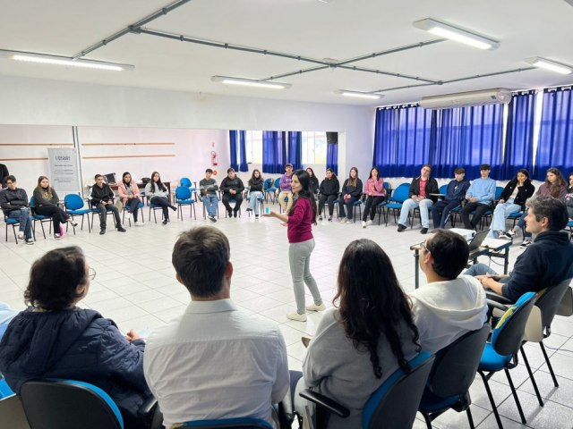 Palestra aborda comportamento no ambiente de trabalho para Adolescentes Aprendizes