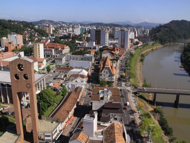 Setor de servios puxa contrataes em Blumenau, segundo Caged